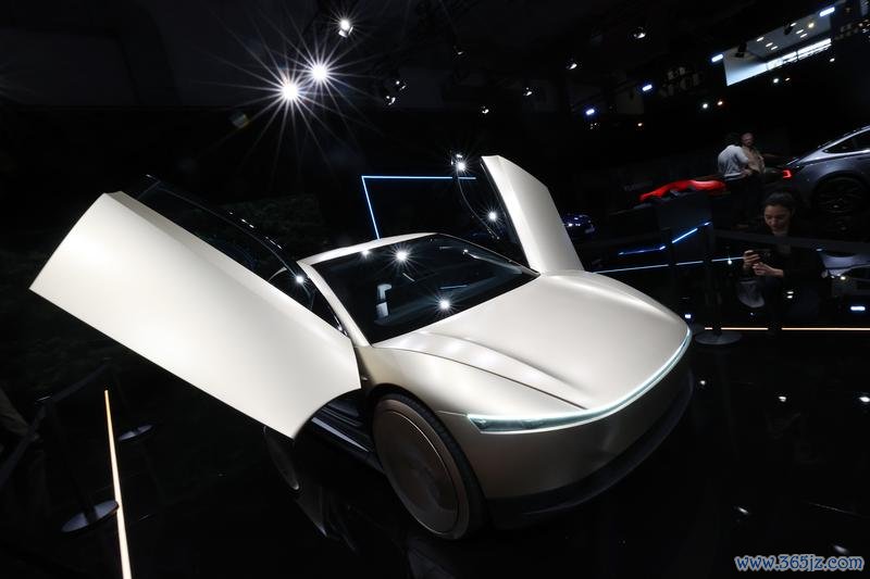 1月10日,在比利时布鲁塞尔举办的2025布鲁塞尔车展上,一名女子拍摄特斯拉Cybercab汽车。新华社