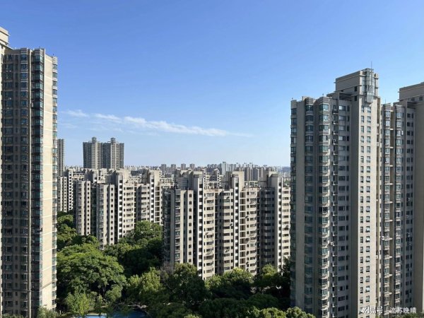 牛壹佰 楼市转向：资源撤离学区房，老破小将步农村自建房后尘？